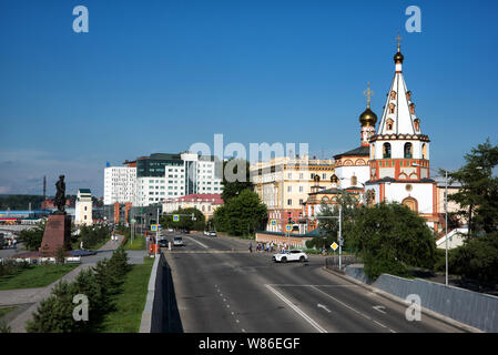 IRKUTSK, RUSSIA - 07 luglio 2019: Monumento ai fondatori di Irkutsk e la Cattedrale dell'Epifania sulla via Nizhnyaya Naberezhnaya Foto Stock