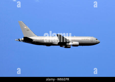 Personale di volo dalla 77th Air Refuelling Squadron fuori della 916th Air Refuelling Wing vola due KC-135 Stratotankers al rendezvous con un KC-46A Pegasus dal 22 ARW che operano al di fuori di Pease Air Force Base, Portsmouth, New Hampshire, e il Agosto 4, 2019. La 916 ARW è in transizione della cellula per il KC-46. (U.S. Air Force photo by Staff Sgt. Maria McKnight) Foto Stock