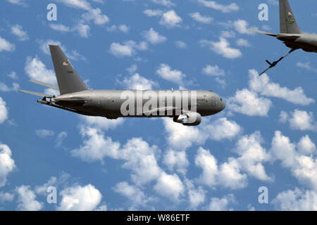 Personale di volo dalla 77th Air Refuelling Squadron fuori della 916th Air Refuelling Wing vola due KC-135 Stratotankers al rendezvous con un KC-46A Pegasus dal 22 ARW che operano al di fuori di Pease Air Force Base, Portsmouth, New Hampshire, e il Agosto 4, 2019. La 916 ARW è in transizione della cellula per il KC-46. (U.S. Air Force photo by Staff Sgt. Maria McKnight) Foto Stock