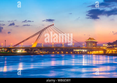 Una veduta notturna di Taipei City dal fiume al tramonto Foto Stock
