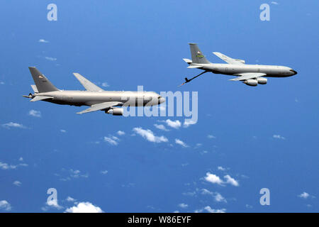 Personale di volo dalla 77th Air Refuelling Squadron fuori della 916th Air Refuelling Wing vola due KC-135 Stratotankers al rendezvous con un KC-46A Pegasus dal 22 ARW che operano al di fuori di Pease Air Force Base, Portsmouth, New Hampshire, e il Agosto 4, 2019. La 916 ARW è in transizione della cellula per il KC-46. (U.S. Air Force photo by Staff Sgt. Maria McKnight) Foto Stock