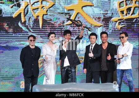 (Da sinistra) Kungfu cinese Star Jet Li, attrice Fan Bingbing, Hong Kong attore Jacky Heung, attore cinese Zu Feng, Hong Kong attori Andy su e Tony Le Foto Stock