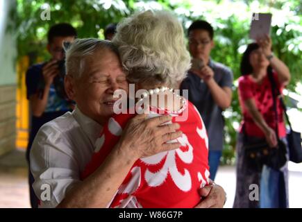 Maria Previte dagli Stati Uniti, destra, abbracci Wang Chenghan che hanno salvato la sua 71 anni fa come essi si riuniscono a Wang casa nella città di Guiyang, sud-ovest Foto Stock