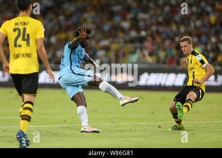 Wilfried osseo e del Manchester City, centro, spara contro il Borussia Dortmund durante il match di Shenzhen del 2016 International Champions Cup in Cina Foto Stock