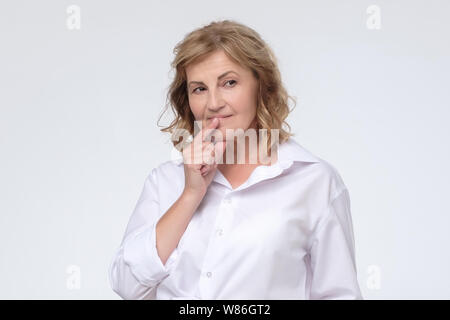 Coppia caucasica donna serio pensando a qualcosa di Foto Stock