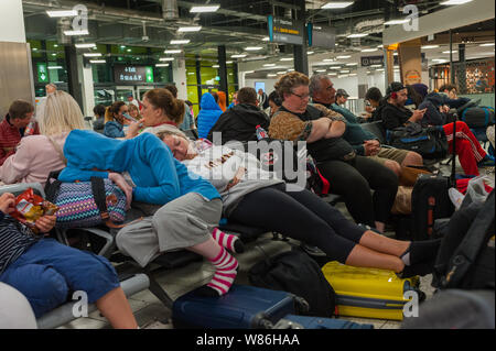 L'aeroporto London Luton, persone in attesa di un tempo di ritardo Foto Stock