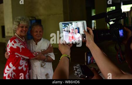 Maria Previte dagli Stati Uniti, a sinistra, e Wang Chenghan che hanno salvato la sua 71 anni fa posano per una foto di come essi si riuniscono a Wang home di Guiyang c Foto Stock