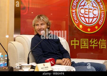 Repubblica ceca football star Pavel Nedved partecipa a una riunione presso la sede centrale di China CEFC Energy Co., Ltd. come l'immagine di ambasciatore del calcio cinese Foto Stock