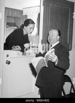 ALFRED HITCHCOCK e Alida Valli nel caso PARADINE (1947), diretto da Alfred Hitchcock. Credito: SELZNICK INTERNATIONAL/ASSOC ARTISTI / Album Foto Stock