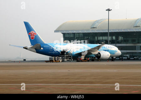 --FILE--Un Boeing Dreamliner 787-8 di China Southern Airlines è parcheggiato a Wuhan Tianhe International Airport nella città di Wuhan, Cina centrale di Hubei Foto Stock