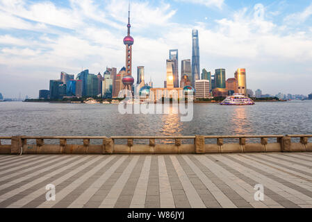 Questa foto scattata dalla passeggiata sul Bund di Puxi mostra un paesaggio urbano del Quartiere Finanziario di Lujiazui con la Shanghai Tower, diritto più alto, t Foto Stock