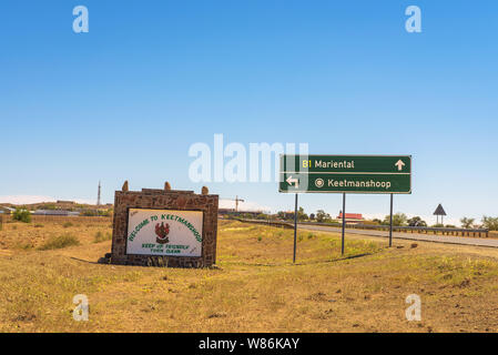 Benvenuto a Keetmanshoop cartello stradale situato lungo la B4 strada nazionale in Namibia Foto Stock