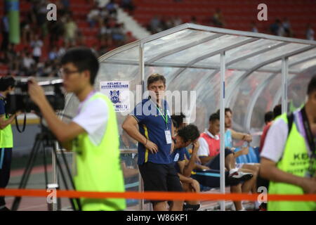 Head Coach Dragan Stojkovic Guangzhou R&F FC guarda il suo i giocatori in competizione contro FC Schalke 04 durante una amichevole partita di calcio della Cina Germania Inter Foto Stock