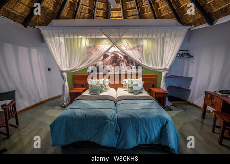 Chalet interno del Chobe Safari Lodge presso il fiume Chobe in Kasane Botswana Foto Stock