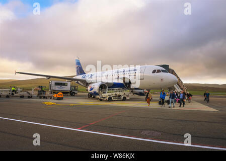 I passeggeri scendono dalla aereo presso le isole Faerøer airport Foto Stock