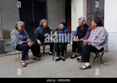 --FILE--anziani le donne cinesi chat con 114-anno-vecchio abitante Xu Zhuangshi, centro nel villaggio Nanzhugao, Haitou town, Lianyungang city, est della Cina di Foto Stock