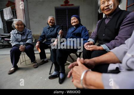 --FILE--anziani le donne cinesi chat con 114-anno-vecchio abitante Xu Zhuangshi, centro nel villaggio Nanzhugao, Haitou town, Lianyungang city, est della Cina di Foto Stock