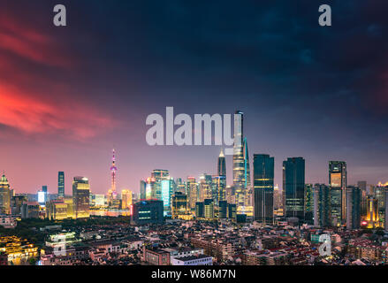 --FILE--vista notturna del Quartiere Finanziario di Lujiazui con la Oriental Pearl TV Tower, più in alto a sinistra, la Shanghai Tower, più alti, Shanghai World Foto Stock