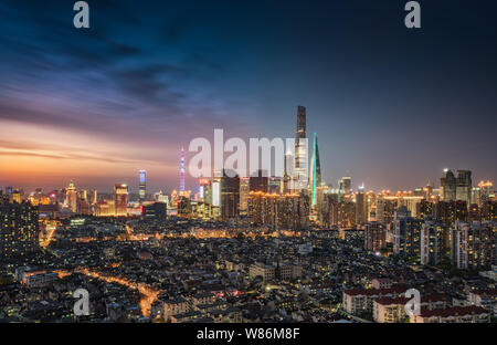 --FILE--vista notturna del Quartiere Finanziario di Lujiazui con la Oriental Pearl TV Tower, più in alto a sinistra, la Shanghai Tower, più alti, Shanghai World Foto Stock