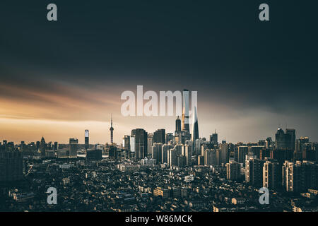 --FILE--vista notturna del Quartiere Finanziario di Lujiazui con la Oriental Pearl TV Tower, più in alto a sinistra, la Shanghai Tower, più alti, Shanghai World Foto Stock