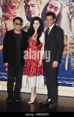 (Da sinistra) Kungfu cinese Star Jet Li, attrice Fan Bingbing e Hong Kong attore Jacky Heung arrrive per la premiere del loro nuovo film 'Lega di andare Foto Stock