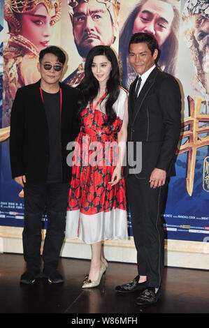 (Da sinistra) Kungfu cinese Star Jet Li, attrice Fan Bingbing e Hong Kong attore Jacky Heung arrrive per la premiere del loro nuovo film 'Lega di andare Foto Stock