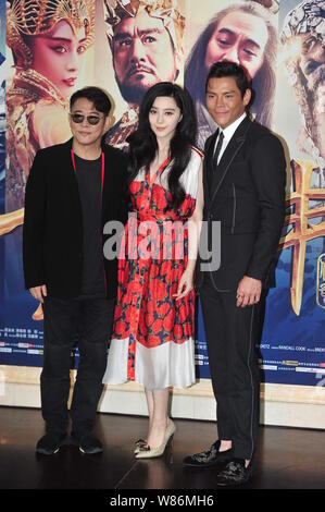 (Da sinistra) Kungfu cinese Star Jet Li, attrice Fan Bingbing e Hong Kong attore Jacky Heung arrrive per la premiere del loro nuovo film 'Lega di andare Foto Stock