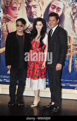 (Da sinistra) Kungfu cinese Star Jet Li, attrice Fan Bingbing e Hong Kong attore Jacky Heung arrrive per la premiere del loro nuovo film 'Lega di andare Foto Stock