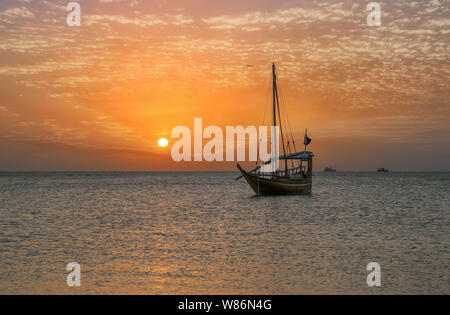 Bellissima Alba a porta wakra mentre la barca dhow in piedi in mare Foto Stock