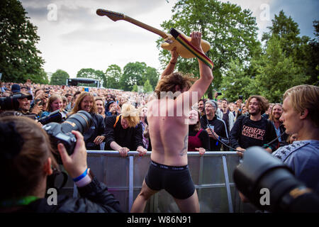 Oslo, Norvegia. 07 Ago, 2019. La British post-punk band è inattivo esegue un concerto dal vivo durante il norvegese music festival Øyafestivalen 2019 a Oslo. Qui il chitarrista Mark Bowen è visto dal festival di folla. (Photo credit: Gonzales foto/Alamy Live News Foto Stock