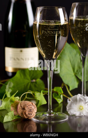 Bicchiere di champagne bauletto in Chateau-Thierry (Francia settentrionale) Foto Stock