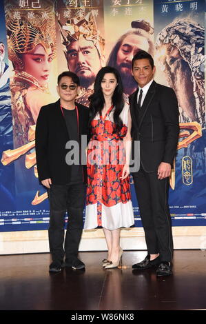 (Da sinistra) Kungfu cinese Star Jet Li, attrice Fan Bingbing e Hong Kong attore Jacky Heung arrrive per la premiere del loro nuovo film 'Lega di andare Foto Stock