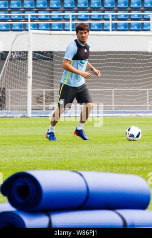 David Silva del Manchester City practice durante una sessione di allenamento per il match di Pechino del 2016 International Champions Cup la Cina a Pechino, Chi Foto Stock