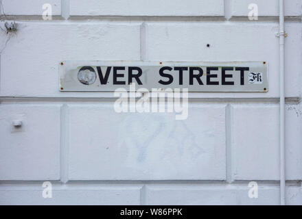 Over Street, strada/nome della strada segno bianco sul muro di mattoni BRIGHTON REGNO UNITO Foto Stock
