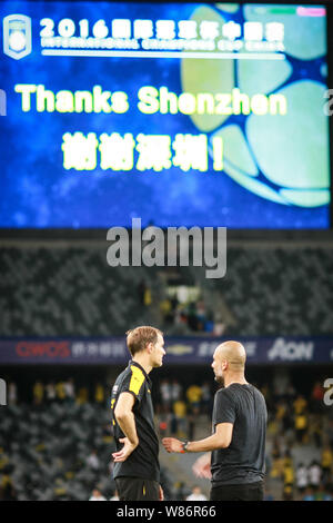 Head Coach Pep Guardiola del Manchester City, destra, colloqui a capo - allenatore Thomas Tuchel del Borussia Dortmund prima la pena shootout di Shenzhen Foto Stock