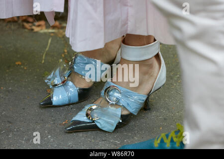 Milano, Italia - 17 giugno 2019: Donna con blu e bianco scarpe a punta prima di Fendi fashion show, la Settimana della Moda Milanese street style Foto Stock