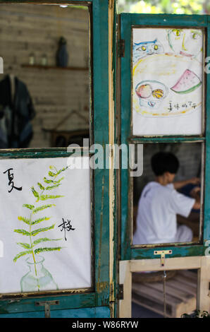 (190808) -- SHENZHEN, Agosto 8, 2019 (Xinhua) -- Zhao Jing lavora in una sala per esposizioni di Shenzhen, Cina del sud della provincia di Guangdong, 7 Agosto, 2019. Zhao Jing abbandonato il suo lavoro come un designer di moda nel 2015 e ha iniziato a condurre una vita semplice trasformando gli elementi scartati da persone in armonici opere. Il suo bold idea nasce come ella trova le persone sono la creazione di montagne di rifiuti ogni giorno, uno stile di vita che è una seria minaccia per l'ambiente. Una volta che vivono nel centro della città di Shenzhen, Zhao spostato verso la periferia Wutong montagna per effettuare il suo tentativo. Per tre anni, Zhao ha insistito nel prelievo utilizzato Foto Stock