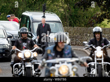 Motociclette escort il corteo funebre che arrivano al crematorio Grenoside, Sheffield, prima del funerale di Tristano e Blake Barrass. La loro madre Sarah Barrass è stato caricato con il loro assassinio e andrà in prova entro la fine di quest'anno. Foto Stock