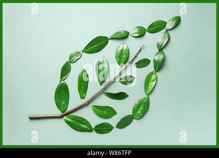 Layout creativi. Ecologia logo. Organici di foglia verde fatto di foglie. Lay piatto. Eco Friendly del pianeta e per uno sviluppo sostenibile per l'ambiente concetto. Pensare verde, mangiare Foto Stock