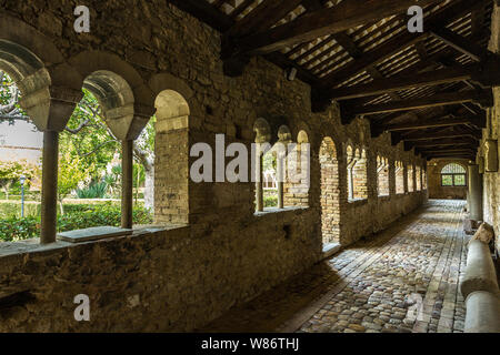 Le colonne e gli archi del chiostro, il monastero di San Giovanni in Venere Foto Stock