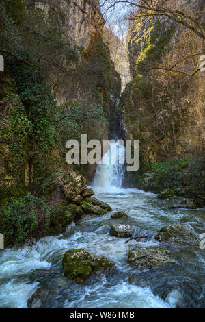 Torrente di acqua di sorgente fresca e pura. Stiffe, San Demetrio nei Vestini, provincia di Aquila, Abruzzo Foto Stock