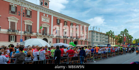 Bari, Italia - 28 Ottobre 2018: i partecipanti in attesa per la partenza del San Nicola mezza maratona, uno dei più prestigiosi a mezza maratona in I Foto Stock