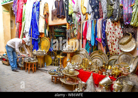 Souk shop, la Medina di Fez, Marocco, Africa del Nord Foto Stock