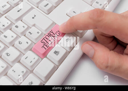 La grafia la scrittura di testo narrativo. Foto concettuale attività scrivendo storie per la loro pubblicazione al pubblico bianco tastiera PC con vuoto carta nota Foto Stock