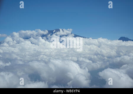 Vista aerea del Monte Kilimanjaro con Kibo e picco Mawenzi poco dopo il decollo da aeroporto di Arusha Foto Stock