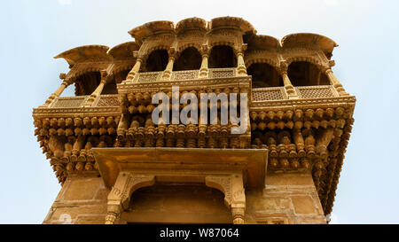 Jaisalmer, Rajasthan, India, 27/08/2006: Salim Singh Ki Haveli fotografata da sotto. In primo piano le decorazioni ad incastro del balcone Foto Stock