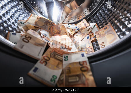 In materia di riciclaggio di denaro - Concetto di banconote in euro in lavatrice Foto Stock