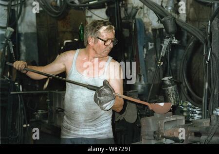 01 gennaio 1991, Berlino e Potsdam: Brandeburgo/ Industrie/1991 Prapag fonderia di stampo a Potsdam, artigianali. Il ferro liquido viene rimosso dal forno e versata in uno stampo. Migliore qualità dell'immagine, esatta data di scatto non noto. Foto: Paul Glaser/dpa-Zentralbild/ZB Foto Stock