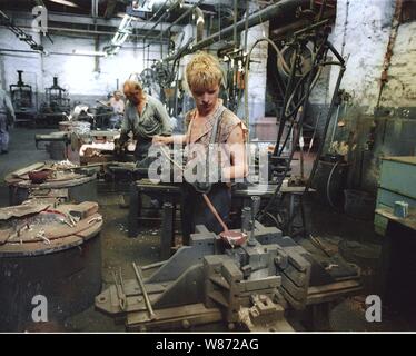 01 gennaio 1991, Berlino e Potsdam: Brandeburgo/ Industrie/1991 Prapag fonderia di stampo a Potsdam, artigianali. Il ferro liquido viene rimosso dal forno e versata in uno stampo. Migliore qualità dell'immagine, esatta data di scatto non noto. Foto: Paul Glaser/dpa-Zentralbild/ZB Foto Stock