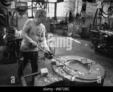 01 gennaio 1991, Berlino e Potsdam: Brandeburgo/ Industrie/1991 Prapag fonderia di stampo a Potsdam, artigianali. Il ferro liquido viene rimosso dal forno e versata in uno stampo. Migliore qualità dell'immagine, esatta data di scatto non noto. Foto: Paul Glaser/dpa-Zentralbild/ZB Foto Stock